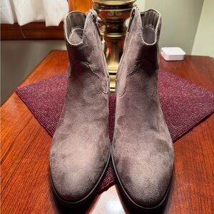 Women’s Indigo Rd Gray Suede Ankle Boots  Sz: 10M